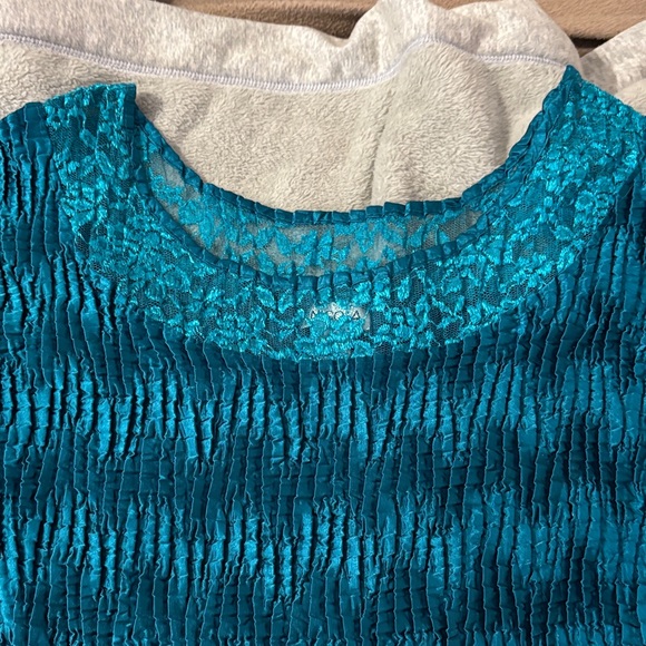 Elegant Teal Textured Women's Top - Picture 2 of 4